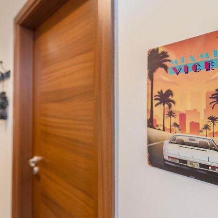 Miami Vice Apartment With Balcony บูดาเปสต์ ภายนอก รูปภาพ