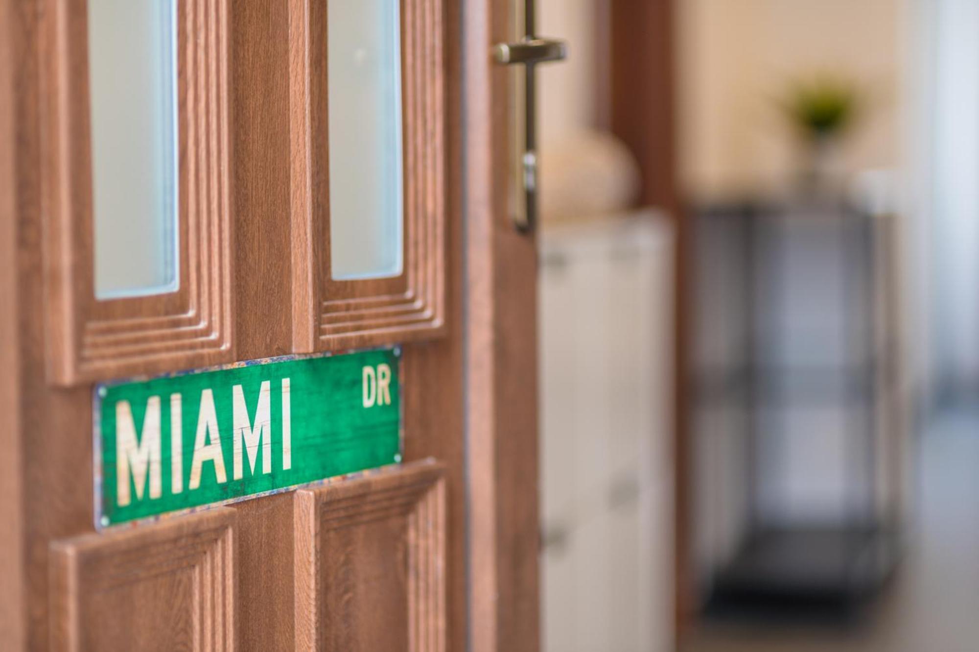 Miami Vice Apartment With Balcony บูดาเปสต์ ภายนอก รูปภาพ
