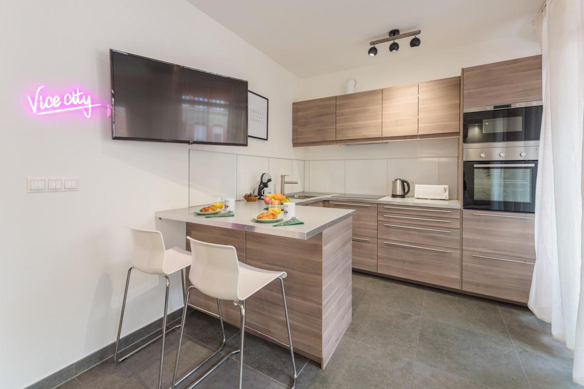 Miami Vice Apartment With Balcony บูดาเปสต์ ภายนอก รูปภาพ