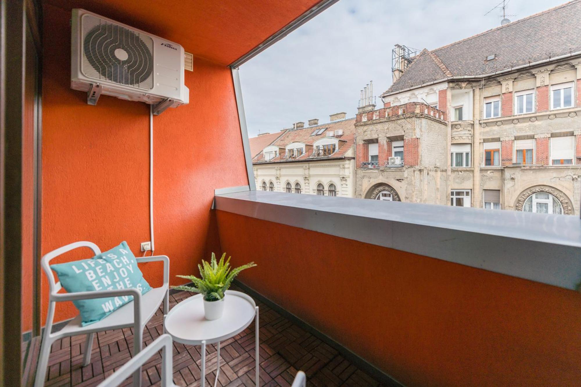 Miami Vice Apartment With Balcony บูดาเปสต์ ภายนอก รูปภาพ
