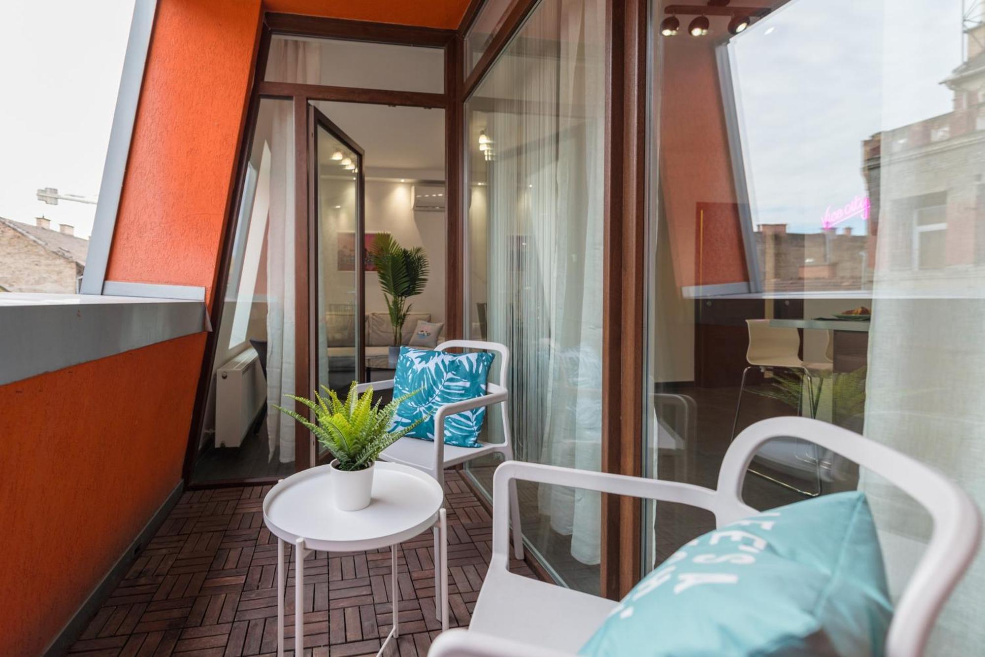 Miami Vice Apartment With Balcony บูดาเปสต์ ภายนอก รูปภาพ