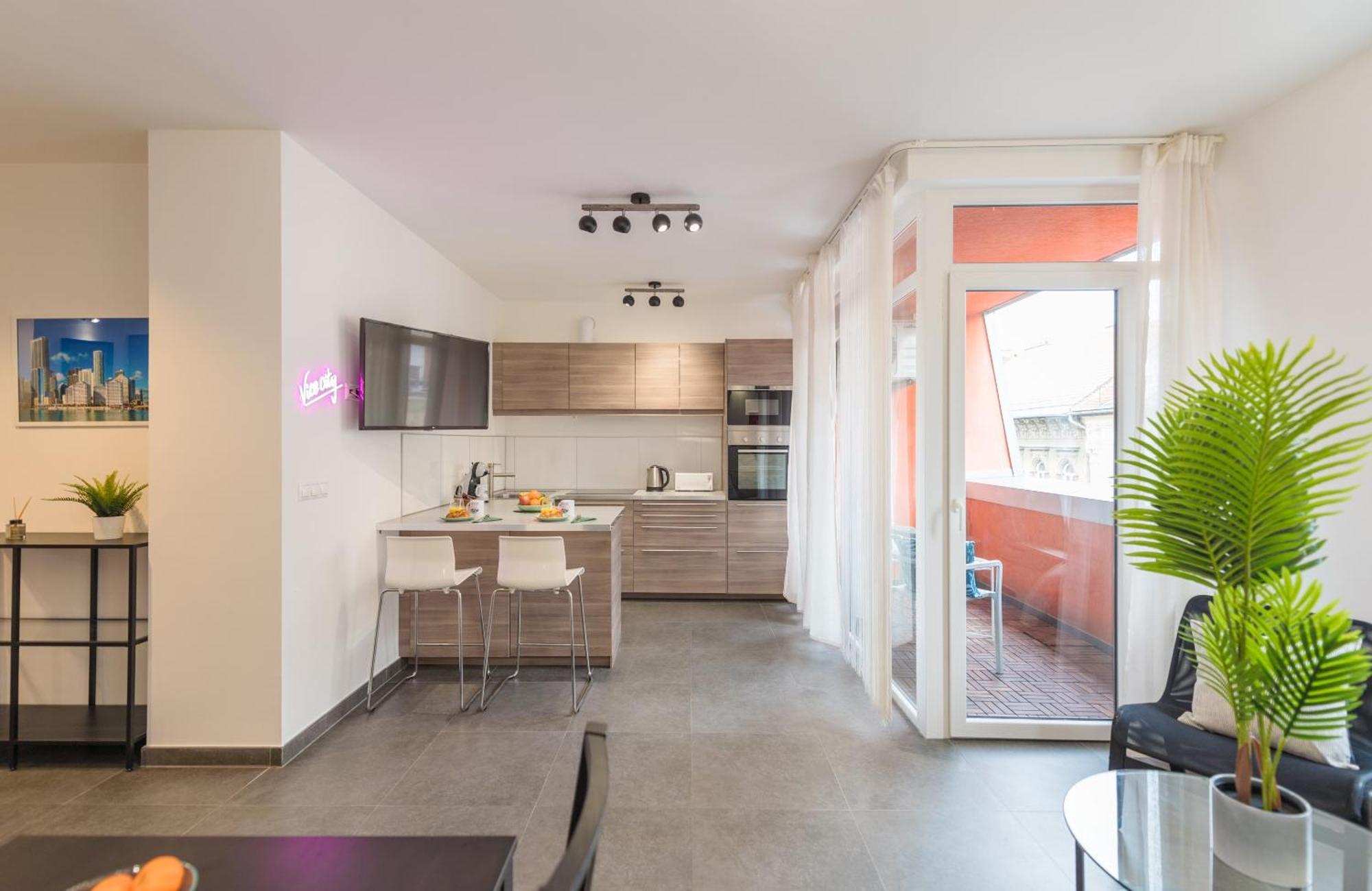 Miami Vice Apartment With Balcony บูดาเปสต์ ภายนอก รูปภาพ