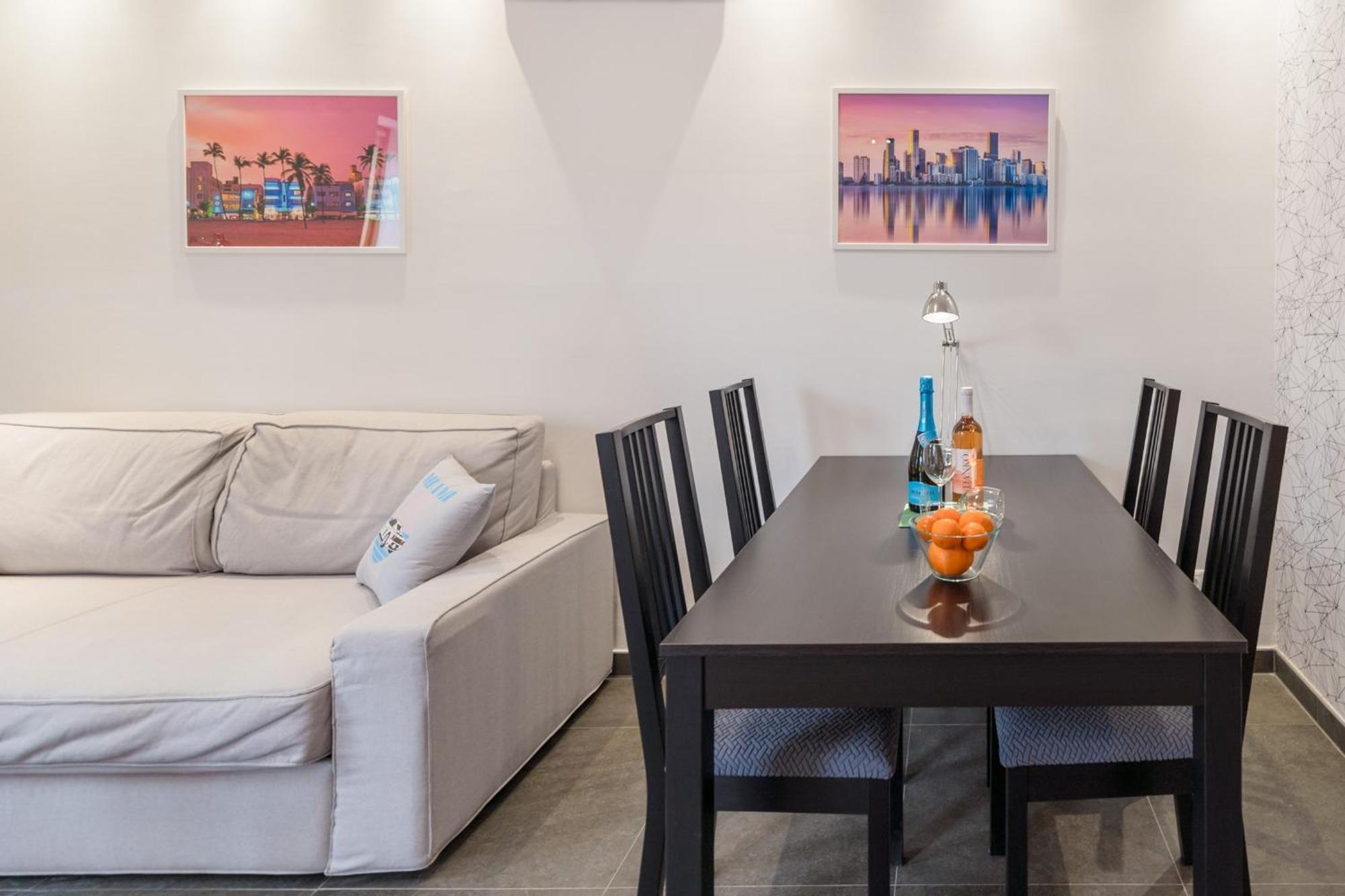 Miami Vice Apartment With Balcony บูดาเปสต์ ภายนอก รูปภาพ