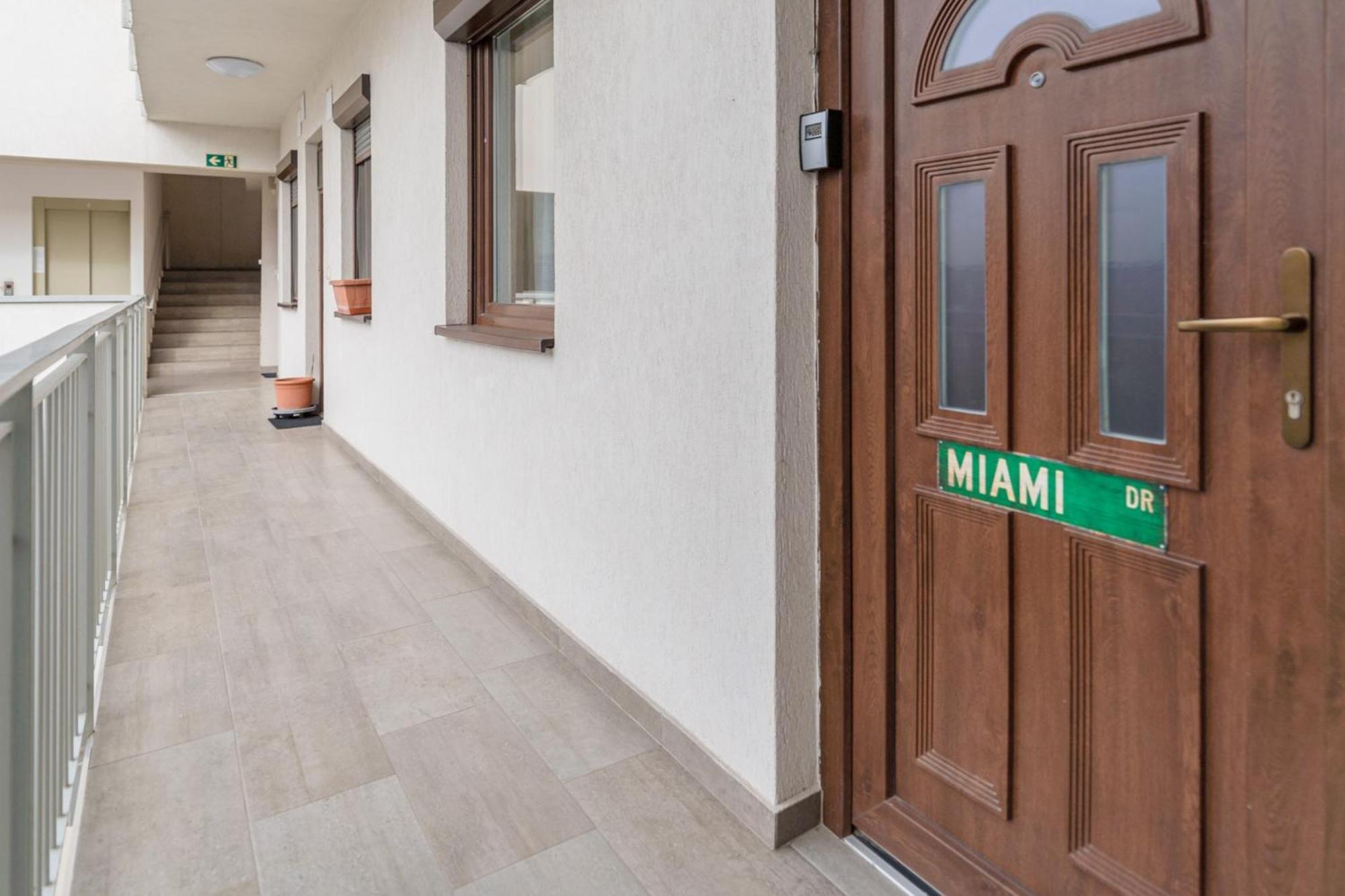 Miami Vice Apartment With Balcony บูดาเปสต์ ภายนอก รูปภาพ