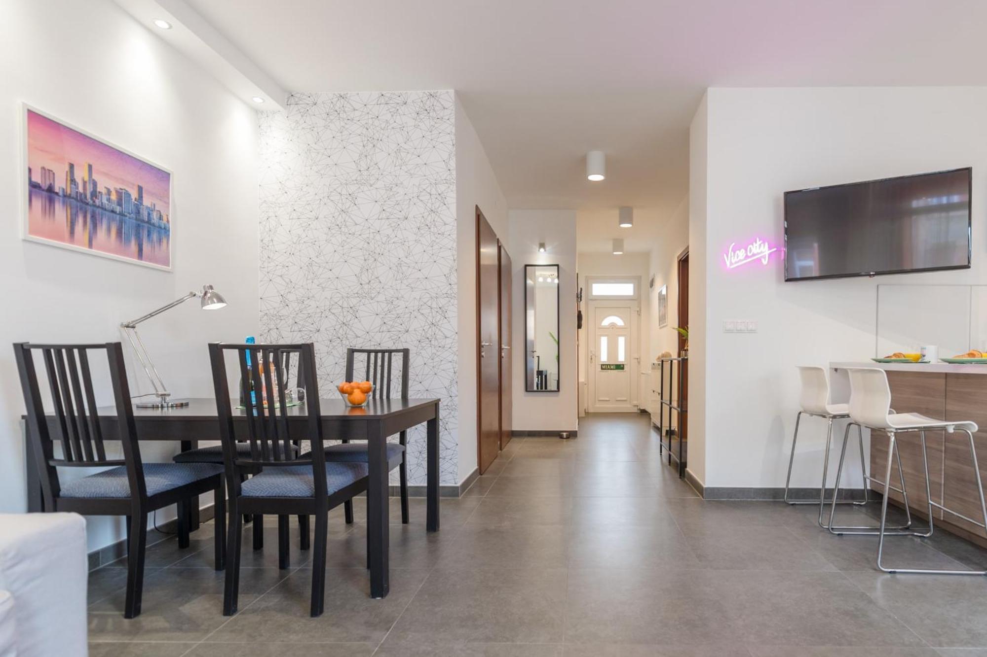 Miami Vice Apartment With Balcony บูดาเปสต์ ภายนอก รูปภาพ